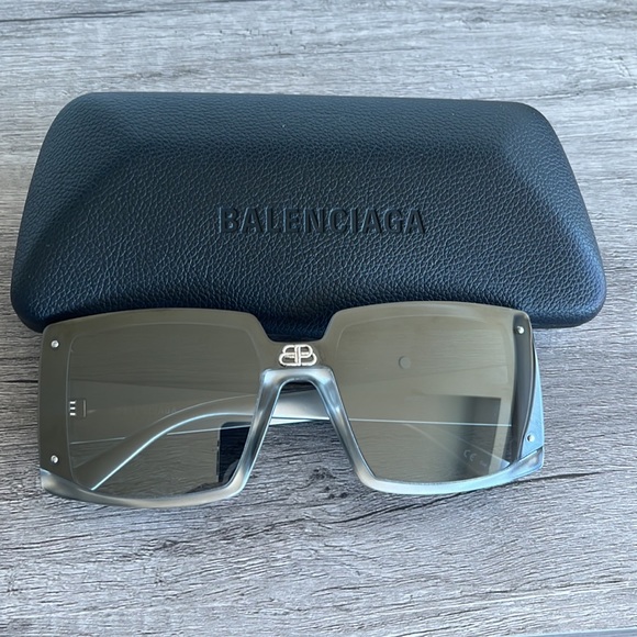 Balenciaga Sheild Square - Picture 3 of 3